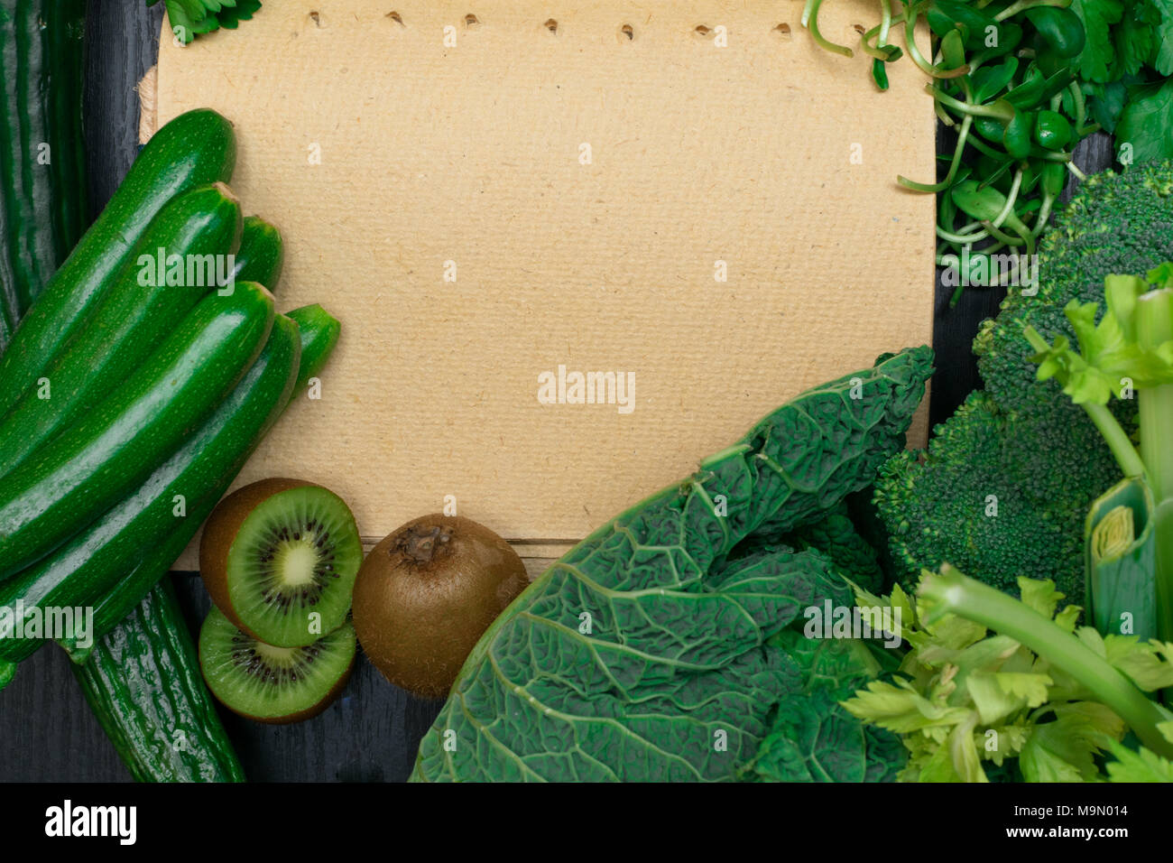 Verde e fresco di frutta e verdura con i notebook Foto Stock