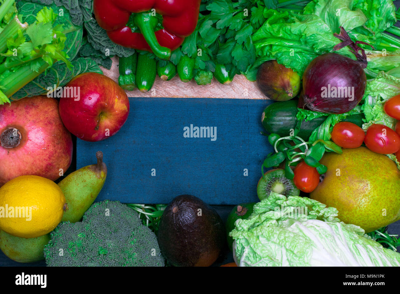 Fresco e salutare mix colorato di frutta e verdura per fare i frullati. Vitamina resource Foto Stock