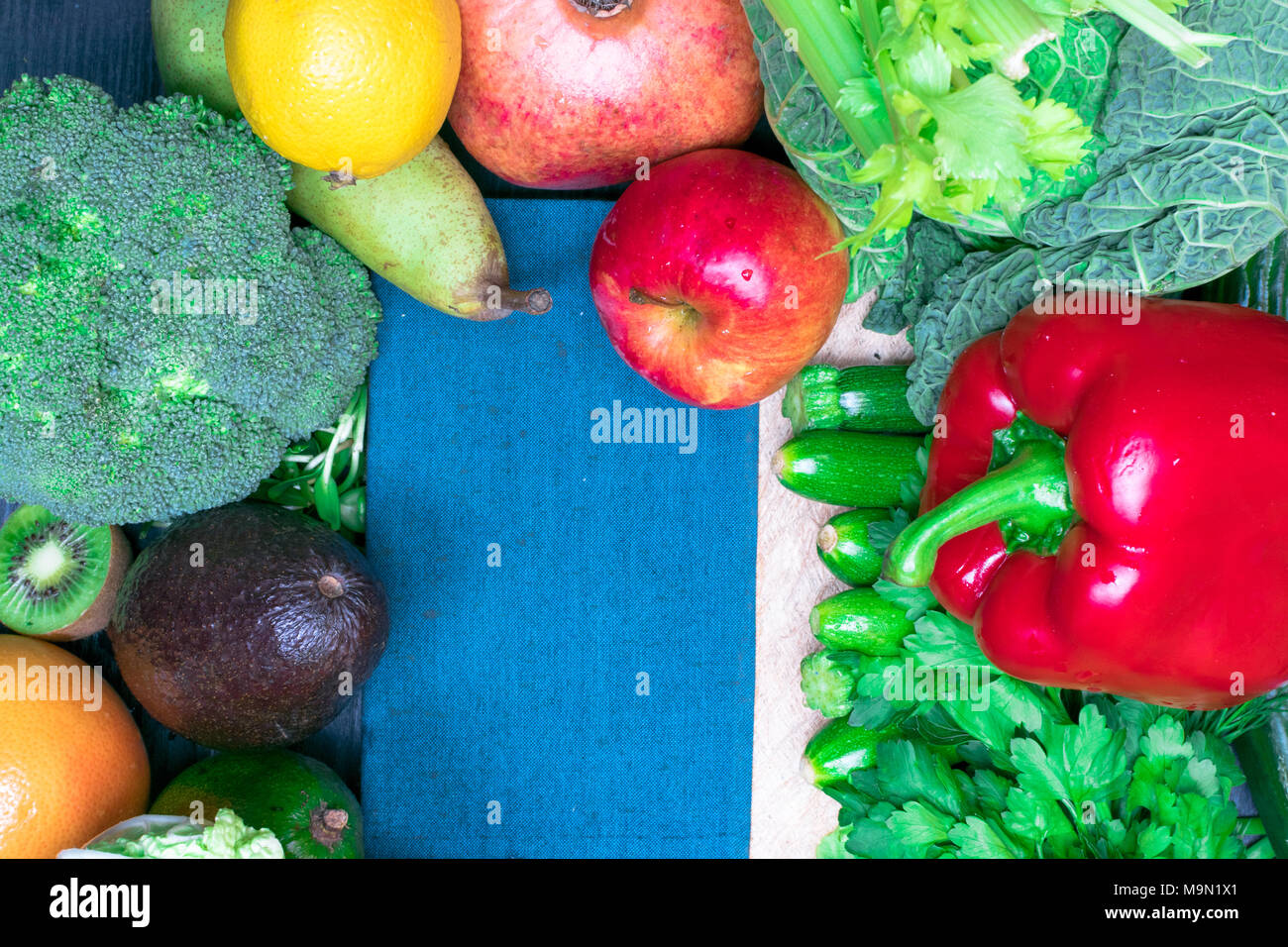 Fresco e salutare mix colorato di frutta e verdura per fare i frullati. Vitamina resource Foto Stock