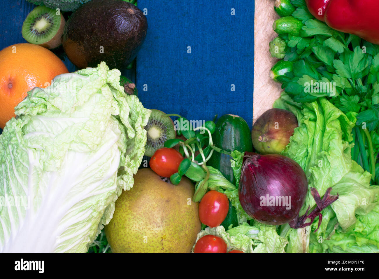 Crudo fresco di verdura verde con il libro di cucina Foto Stock