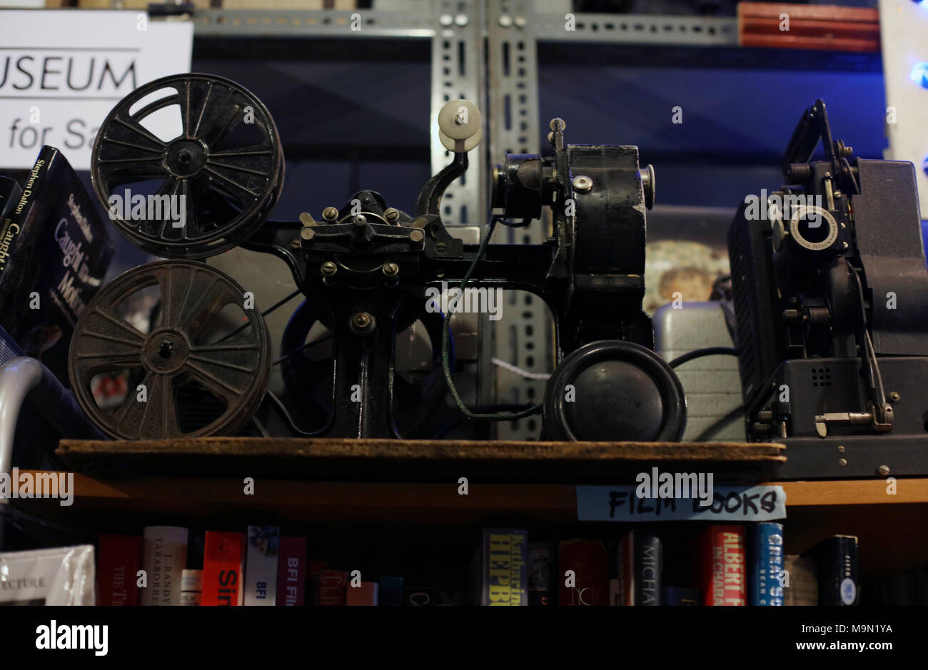 Il Museo del Cinema di Londra, che era un vecchio fabbricato che Charlie Chaplin ha lavorato presso, affronta la chiusura in marzo. Il Museo del Cinema aperto al pubblico nel 1998. Vanta una collezione di storia del cinema che non ha rivali nel Regno Unito. Gli stretti corridoi sono decorati con film classico puntelli, manifesti originali e le opere, ritratti di stelle, antichi proiettori e bobine di pellicola risalente agli albori del cinema. Dotato di un proiettore di diapositive dove: Londra, Regno Unito quando: 23 Feb 2018 Credit: WENN.com Foto Stock