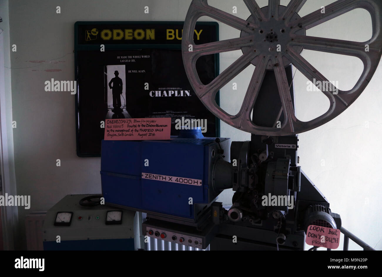 Il Museo del Cinema di Londra, che era un vecchio fabbricato che Charlie Chaplin ha lavorato presso, affronta la chiusura in marzo. Il Museo del Cinema aperto al pubblico nel 1998. Vanta una collezione di storia del cinema che non ha rivali nel Regno Unito. Gli stretti corridoi sono decorati con film classico puntelli, manifesti originali e le opere, ritratti di stelle, antichi proiettori e bobine di pellicola risalente agli albori del cinema. Dotato di un proiettore di diapositive dove: Londra, Regno Unito quando: 23 Feb 2018 Credit: WENN.com Foto Stock