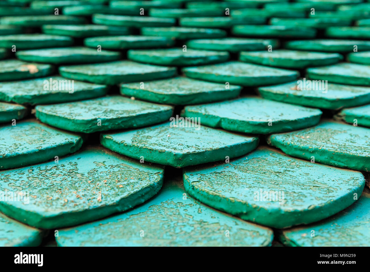 Chiudere il vecchio tetto verde piastrelle Foto Stock