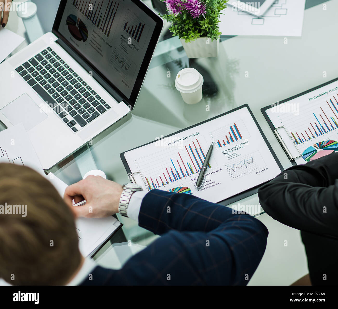 Business di successo di squadra sul posto di lavoro per discutere il marketi Foto Stock