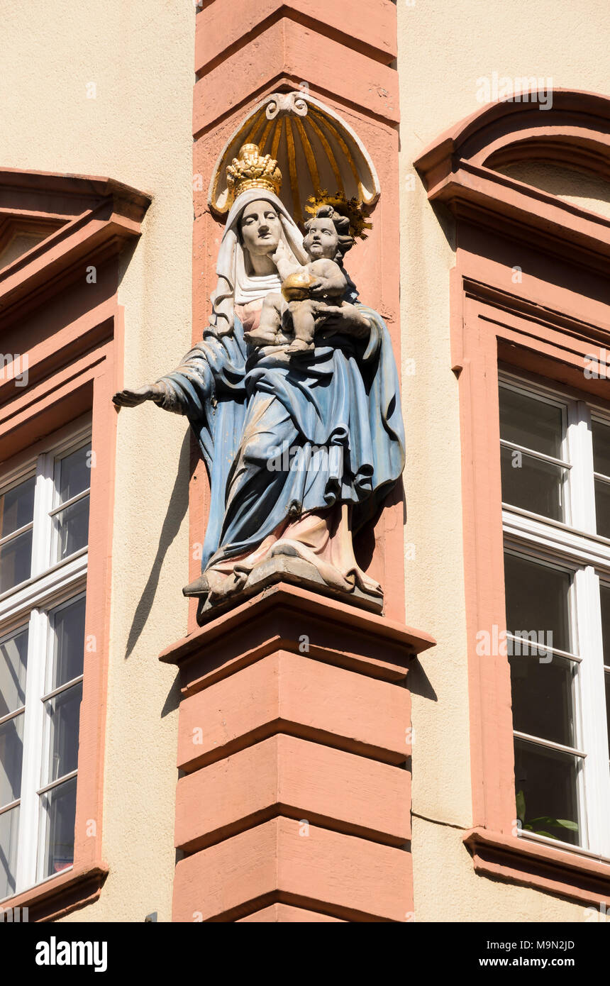 Madonna am Haus des Glockengießers Speck , Heidelberg, Baden-Württemberg, Deutschland, Europa Foto Stock