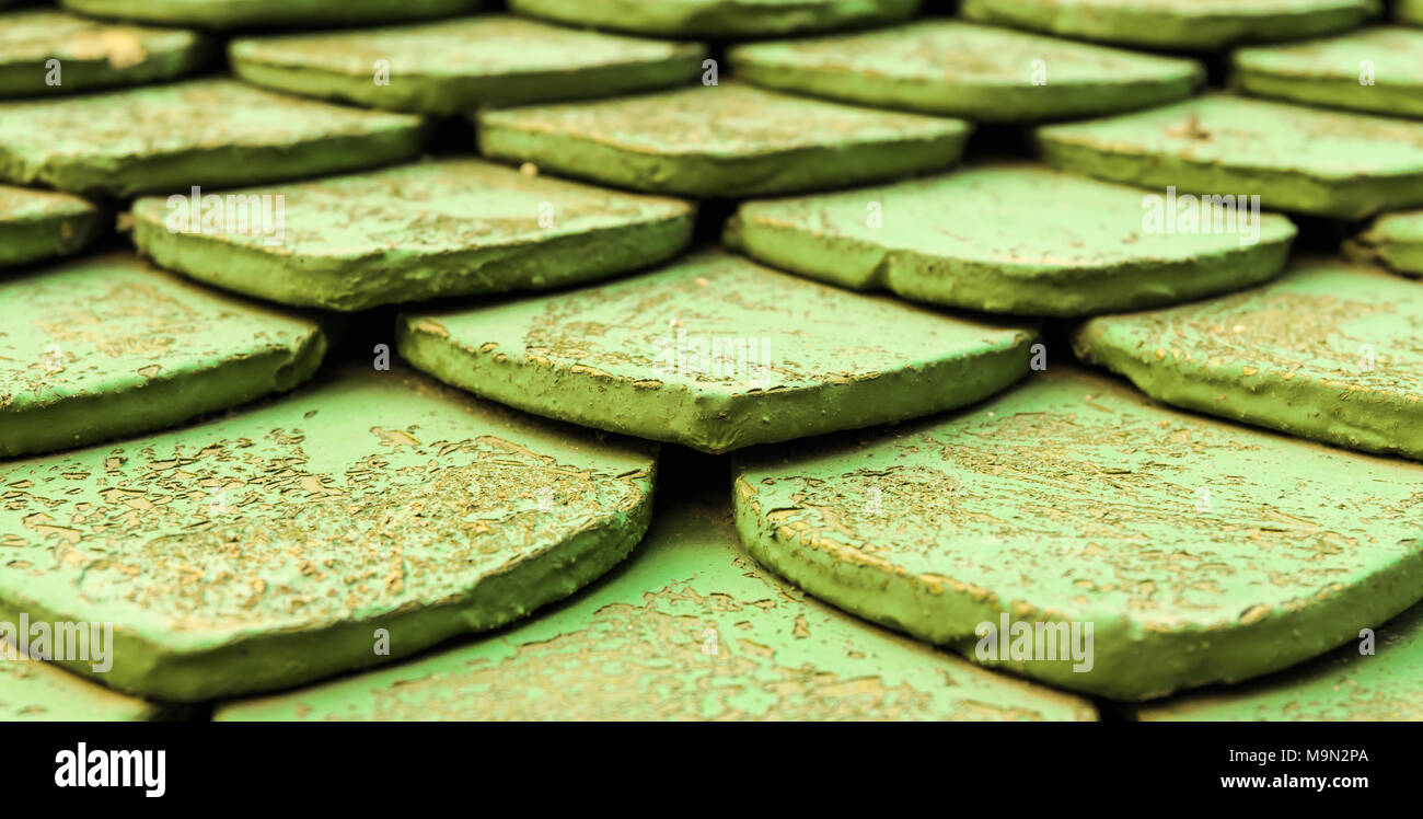 Chiudere il vecchio tetto verde piastrelle Foto Stock