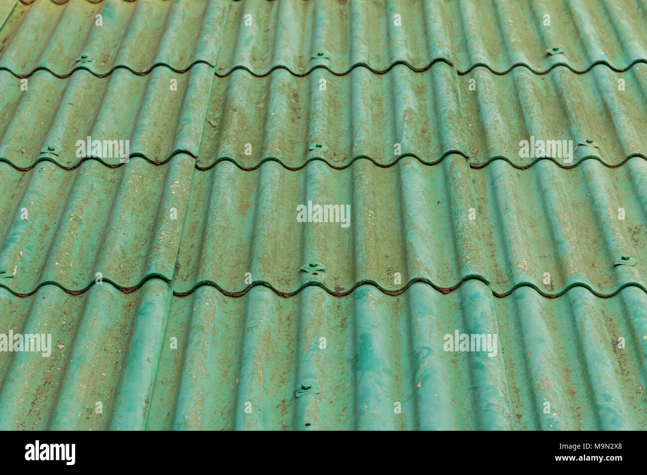 Chiudere il vecchio tetto verde piastrelle Foto Stock