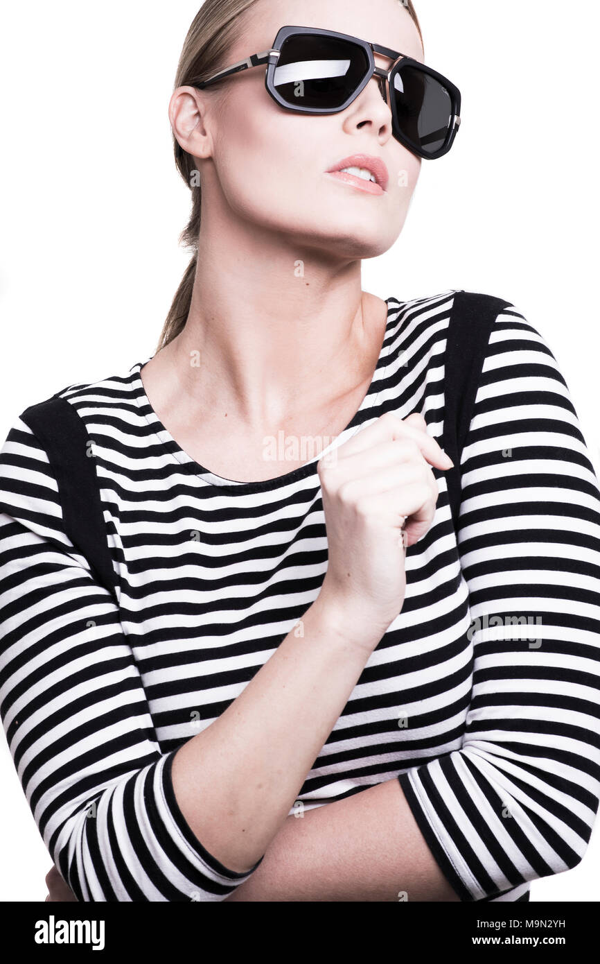 Attraente donna bionda in cima stripey indossando occhiali da sole Foto Stock