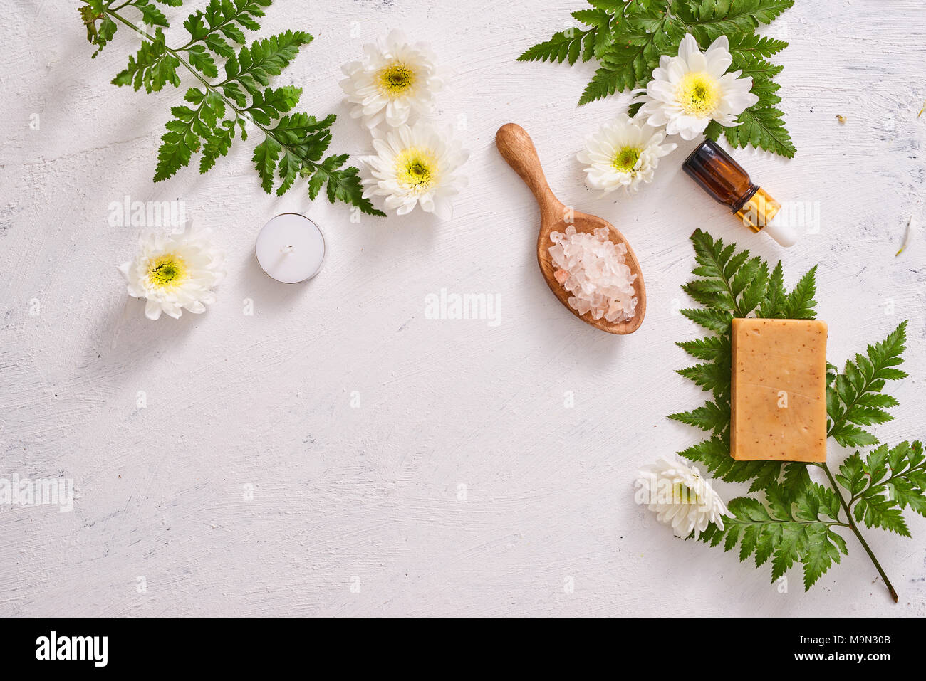 Sapone artigianale closeup. Sapone naturale rendendo. Saponette closeup. Trattamenti spa, cura della pelle concept Foto Stock