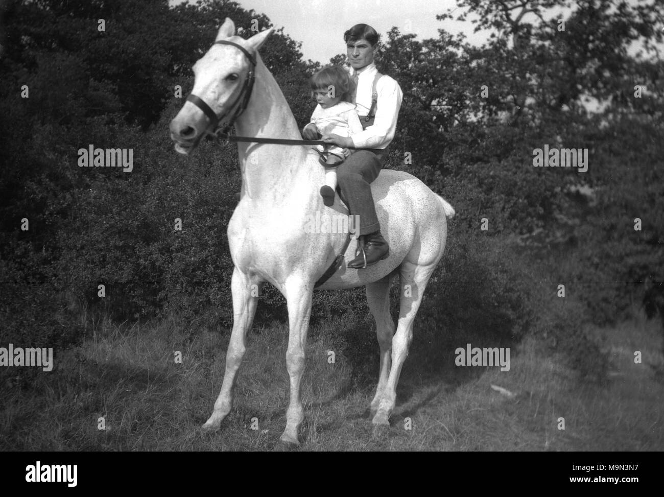 1920s, foto storiche, farli cavalcare mentre sono giovani....la vita rurale  in Inghilterra, prima della data prevista di arrivo sulla massa  dell'autovettura, ha fatto sì che la maggior parte dei giovani nel lato