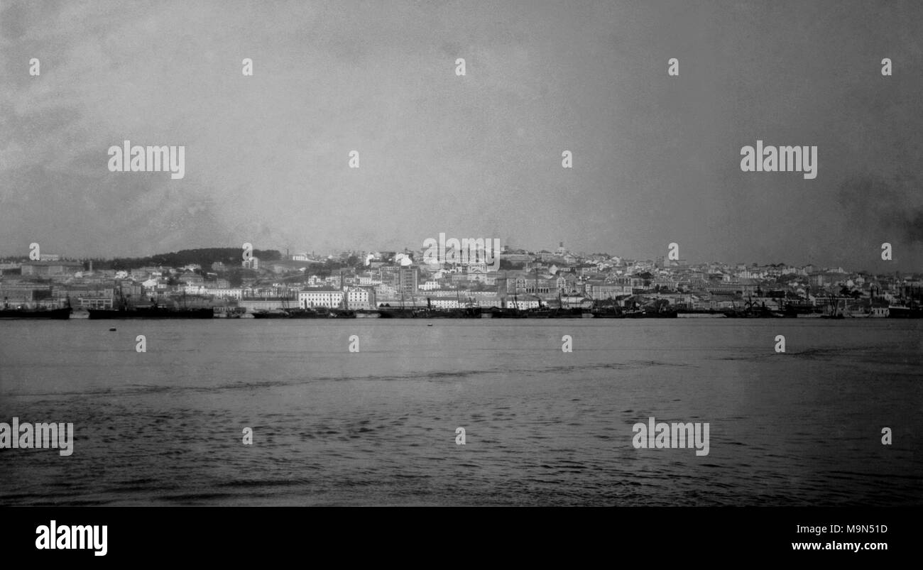 AJAXNETPHOTO. 1905 - 1912 (circa). Lisbona, Portogallo. - WATERFRONT - VISTA SUL FIUME TAGUS della città vecchia. fotografo:sconosciuto © IMMAGINE DIGITALE COPYRIGHT VINTAGE AJAX Picture Library Fonte: AJAX FOTO VINTAGE COLLEZIONE REF:182303 BX4 04 Foto Stock