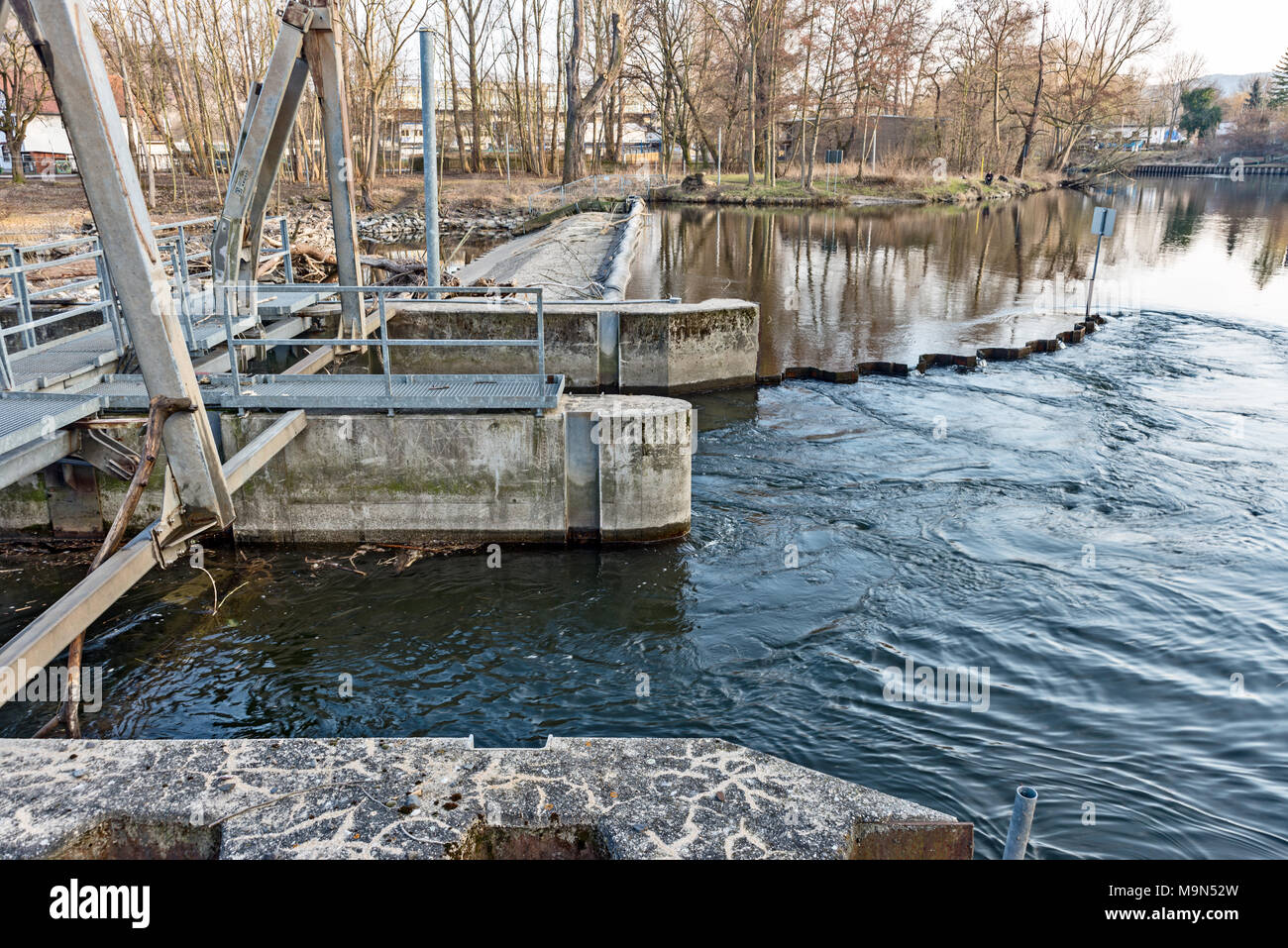 Weir nella sala di controllo delle acque Foto Stock