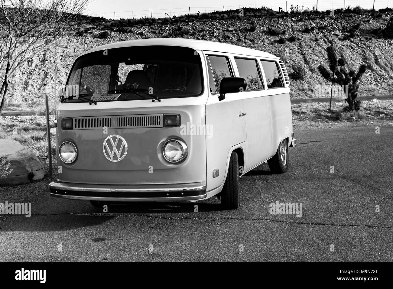 Verde Volkswagen camper parcheggiato al Red Rock Canyon nel deserto di Mojave, Navada, U.S.A. Foto Stock