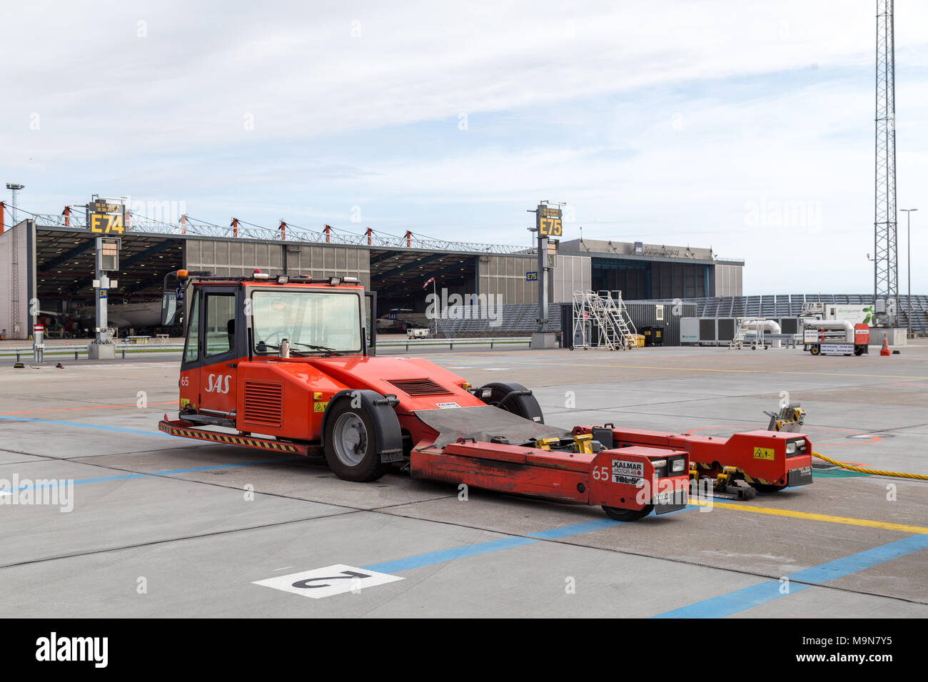 Copenhagen, Danimarca - 22 Luglio 2017: una spinta indietro carrello parcheggiato all'aeroporto di Copenhagen Foto Stock