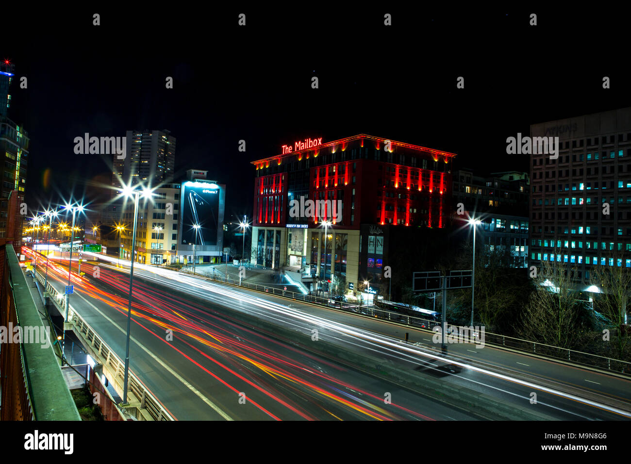 La Mailbox Birmingham - sparato dalla cima di gabbia parcheggio auto adiacente alla A4400 Queensway di notte. Amore i sentieri.... Foto Stock