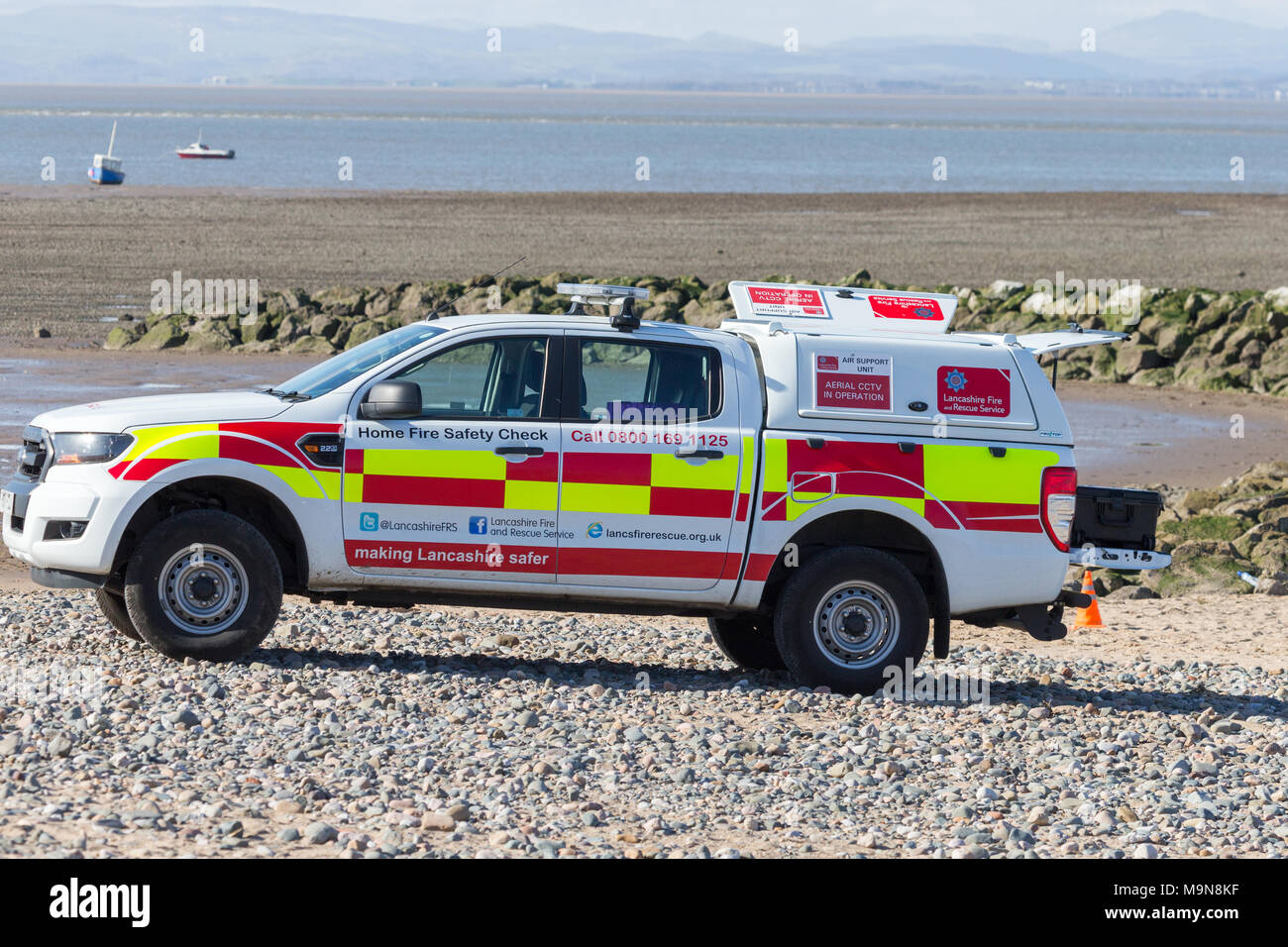 Lancashire fuoco e di salvataggio supporto aereo di unit test di un drone (UAV) oltre la spiaggia in Morecambe Foto Stock