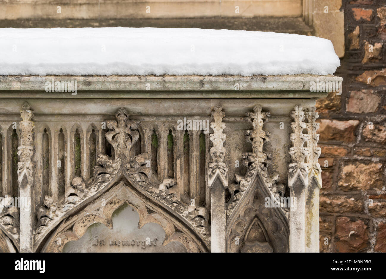 Chiesa di Santa Maria in Henbury, Bristol coperto di neve. Foto Stock