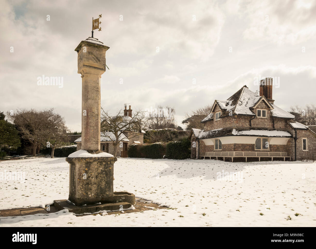 Coperta di neve cottages a Blaise borgo vicino Henbury, north Bristol Foto Stock