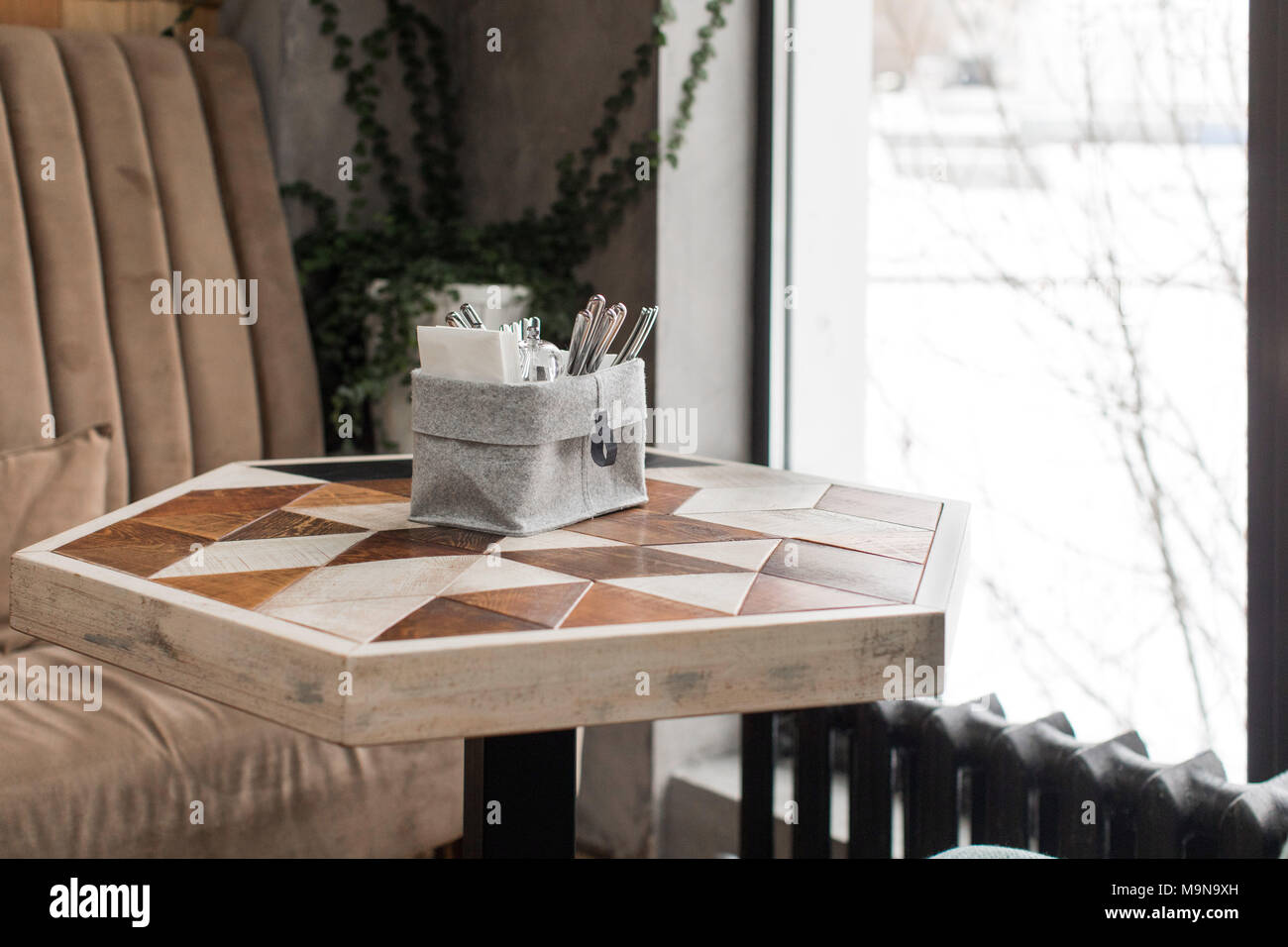 Posate nella casella sul bellissimo tavolo nel ristorante Foto Stock