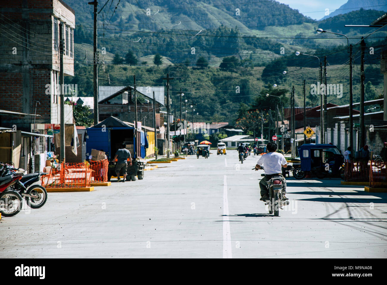 Una delle viste in Oxapampa situato nel centro di giungla peruviana, è molto tipico di vedere persone di mobilitare su motocicli Foto Stock