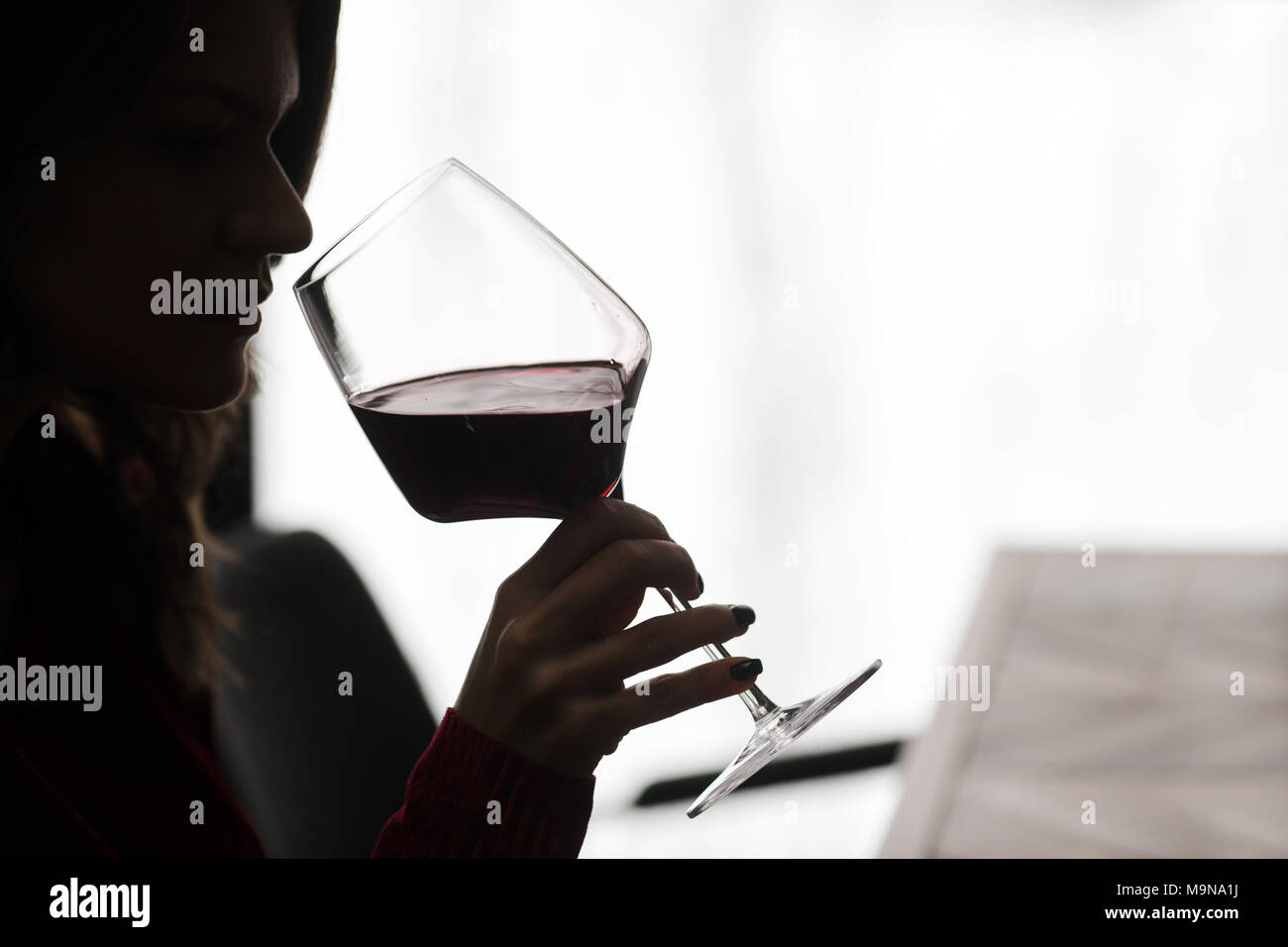 Close-up girl bere vino rosso Foto Stock