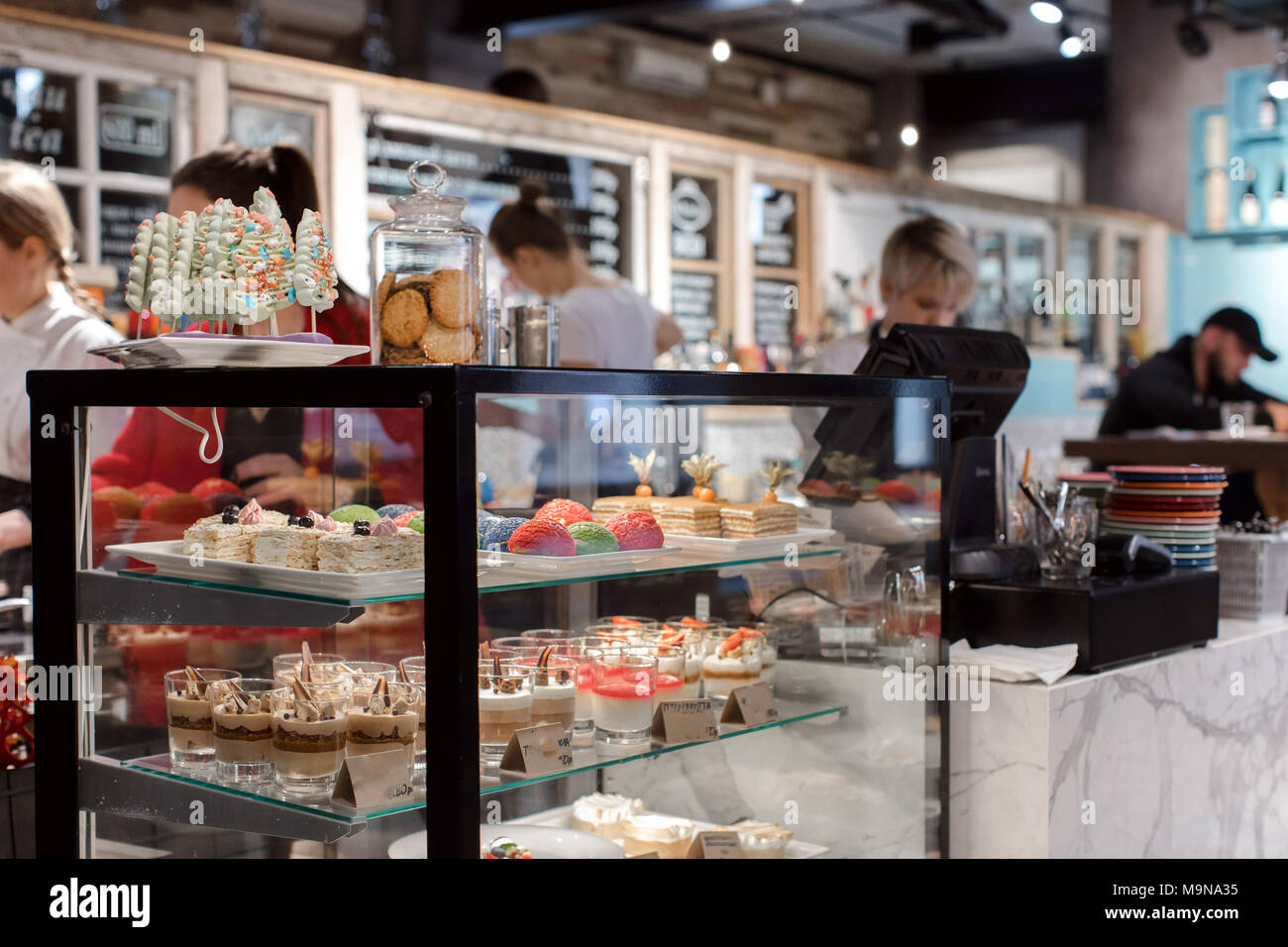 Vetrina di dolci in un cafe Foto Stock