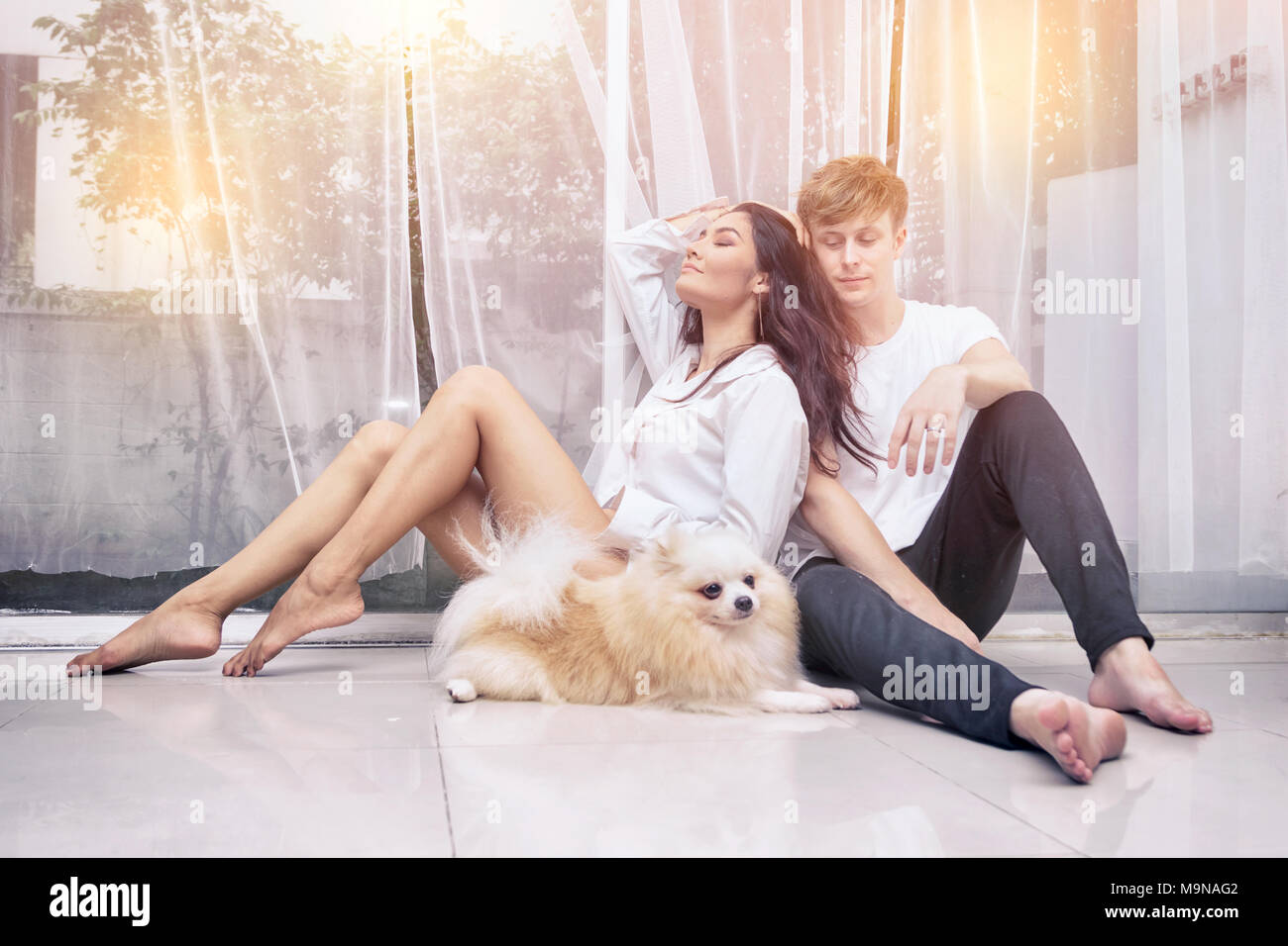 Bella giovane in amore abbracciando,la felicità della famiglia Foto Stock