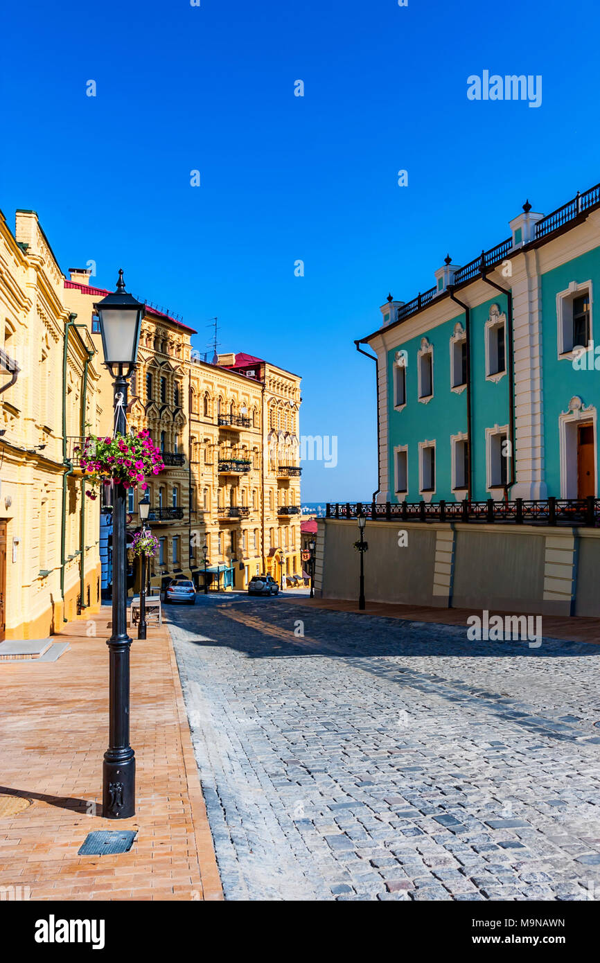 Edifici sulla famosa discesa Andriyivskyy a Kiev Foto Stock