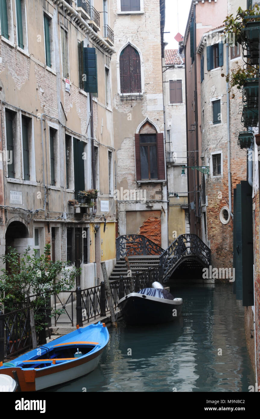 Passerella di ferro e barche a Venezia, Italia. Foto Stock