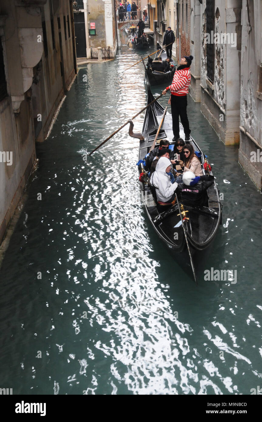 I turisti in viaggio per Venezia, in gondola. Foto Stock