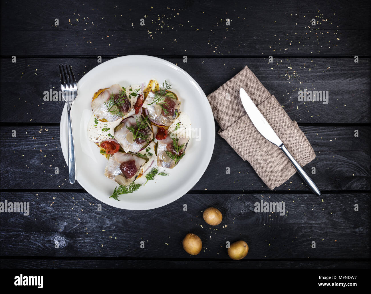 Spuntino russo da le aringhe salate, patate e cetrioli Foto Stock