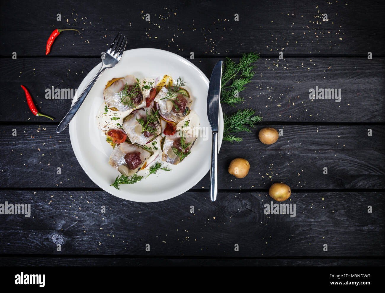 Spuntino russo da le aringhe salate, patate e cetrioli Foto Stock