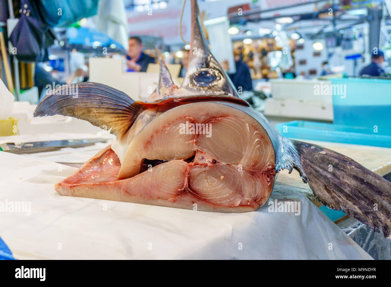 Tagliato pezzo crudo di pesce marlin sul mercato Foto Stock