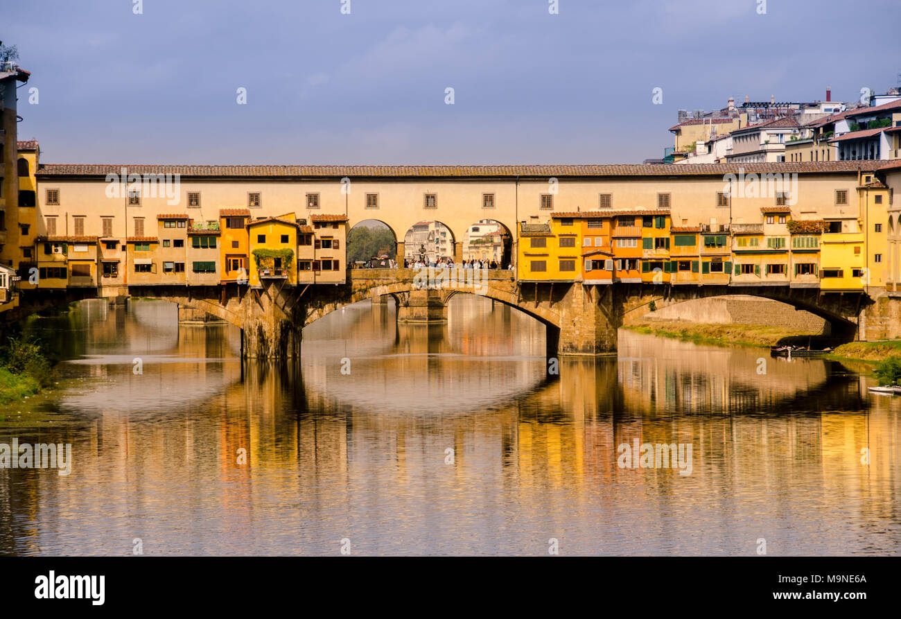 Ponte Vecchio, Firenze, in Italia il fiume Arno. Foto Stock