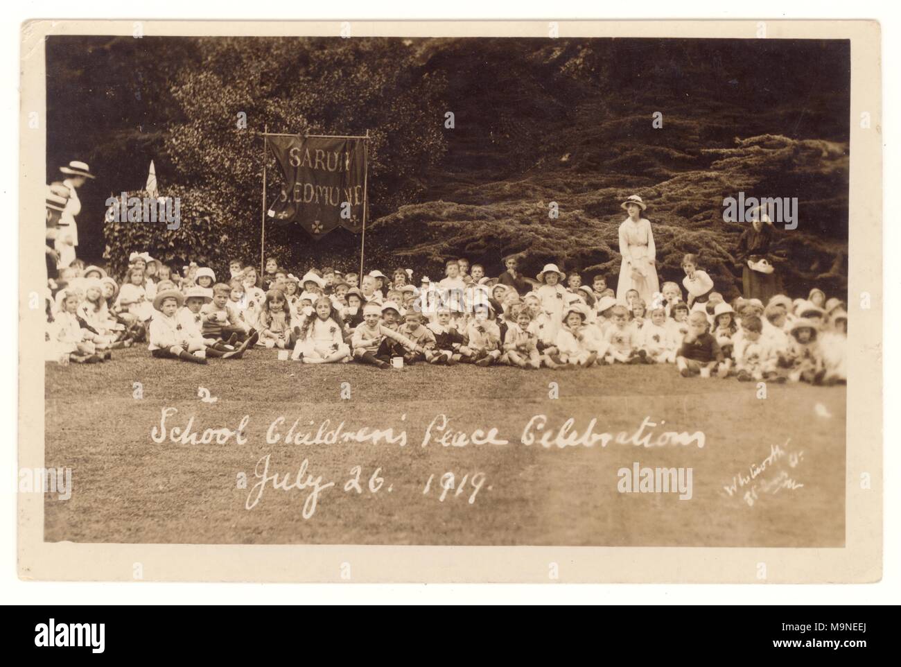 Cartolina originale dell'era WW1 delle celebrazioni di pace dei bambini della scuola, 26 1919 luglio, per celebrare la conclusione della prima guerra mondiale. Sarum St. Edmund, Salisbury, Regno Unito Foto Stock