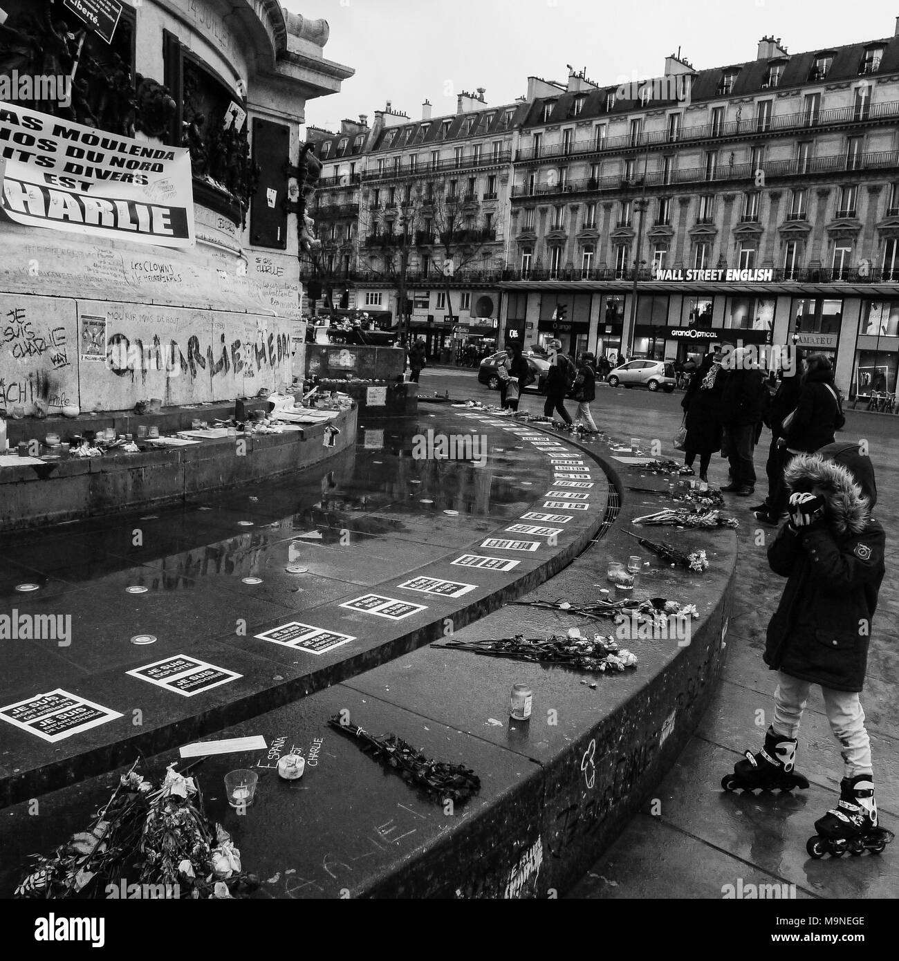 Postumi di Charlie attacchi terroristici: gente rende omaggio alle vittime, Parigi, FranceRepublic square Foto Stock