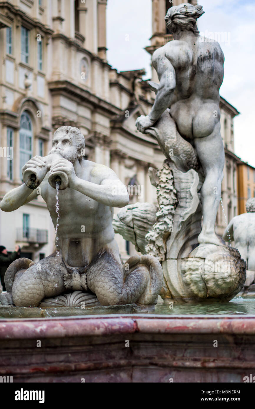 Close-up di la Fontana del Moro in Piazza Navona, Roma, Italia Foto Stock