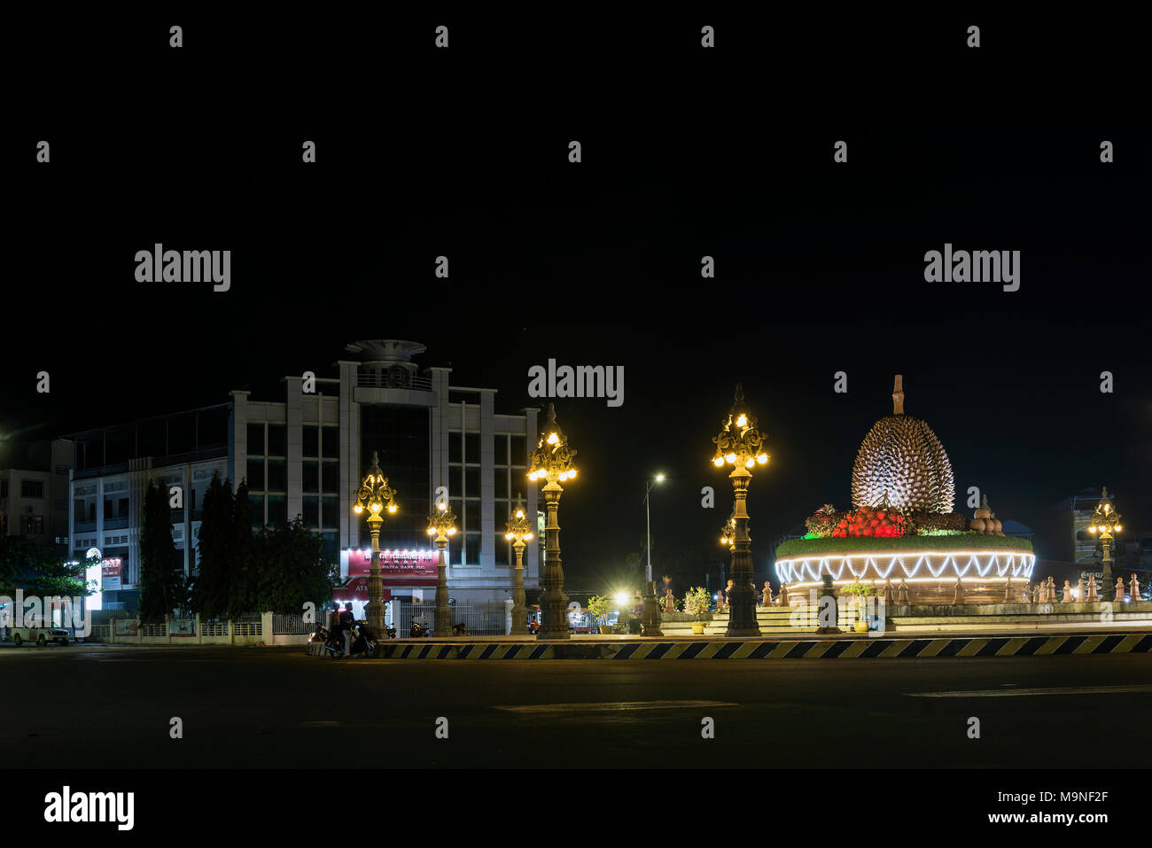 Durian rotonda punto di riferimento nel centro di Kampot town street Cambogia di notte Foto Stock