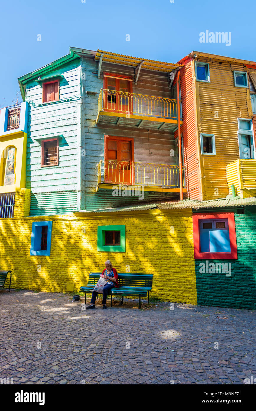 Donna seduta in El Caminito, La Boca, Buenos Aires, Argentina Foto Stock