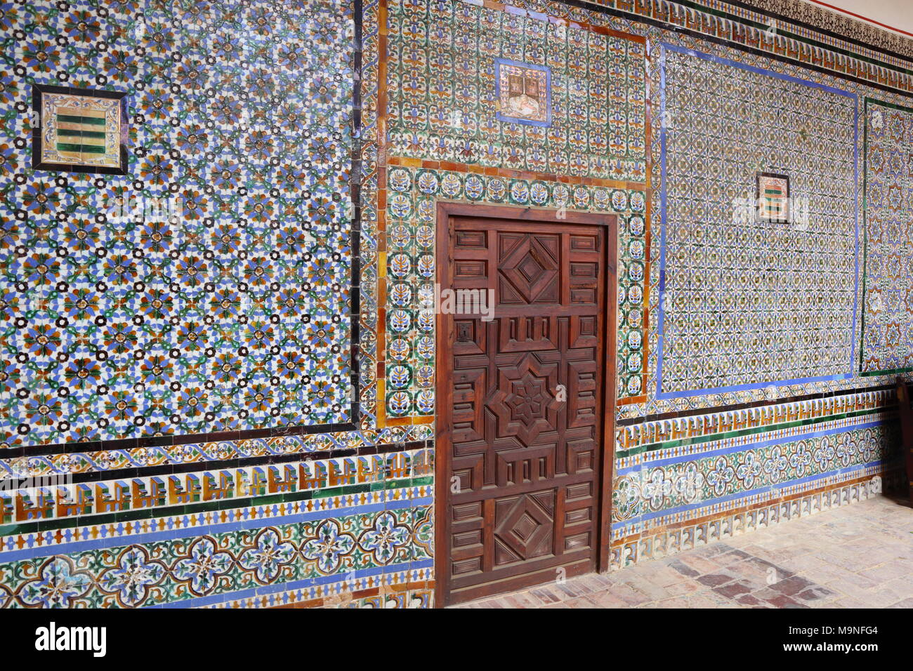 Casa de Pilatos, parete piastrellata con bellissimo motivo colorato, stile moresco, marrone porta, Siviglia, Spagna, piastrelle Foto Stock