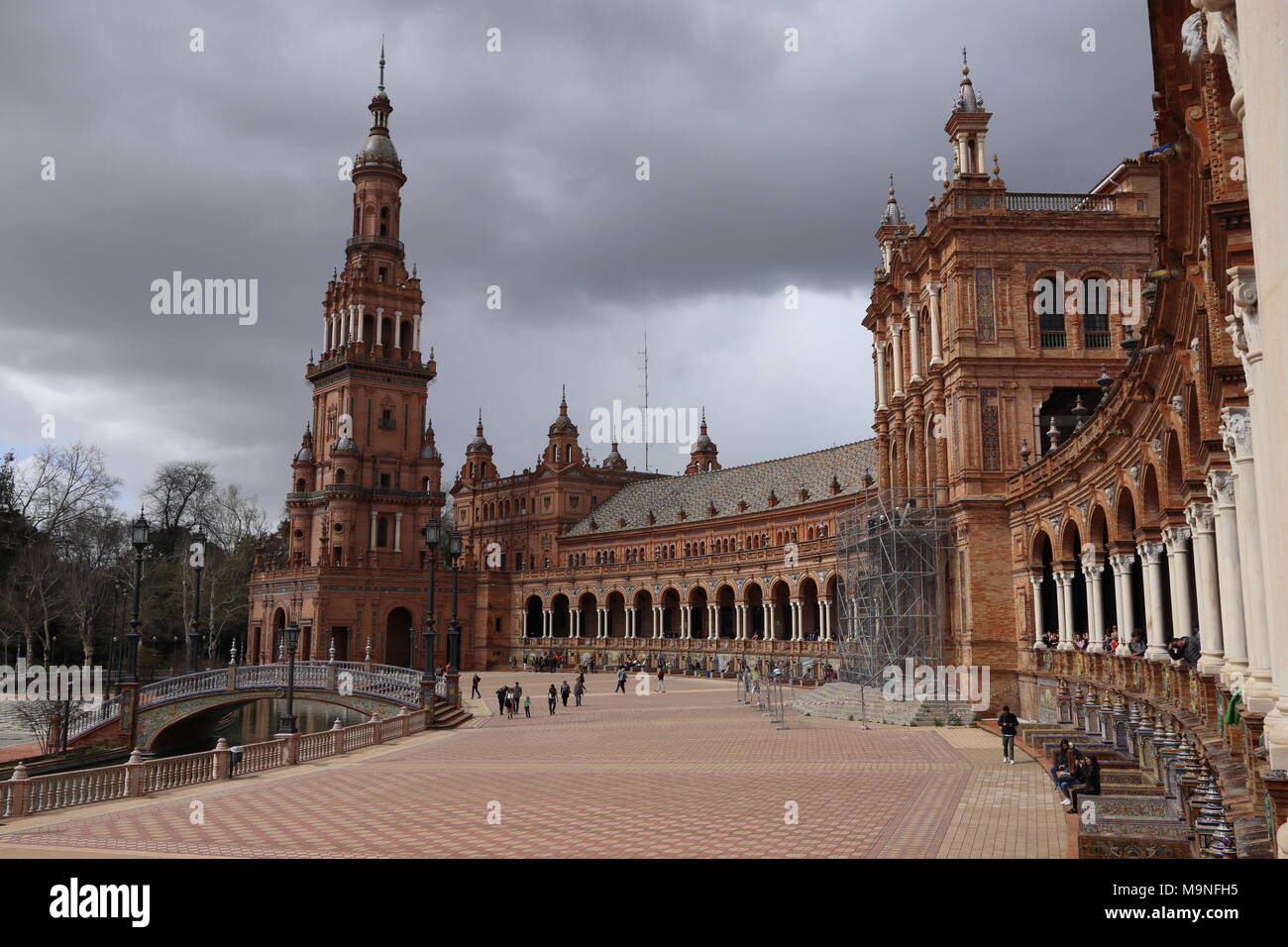 Plaza de Espana, Piazza di Spagna, il famoso punto di riferimento di Siviglia, edificio con portici, cielo drammatico, Spagna Foto Stock