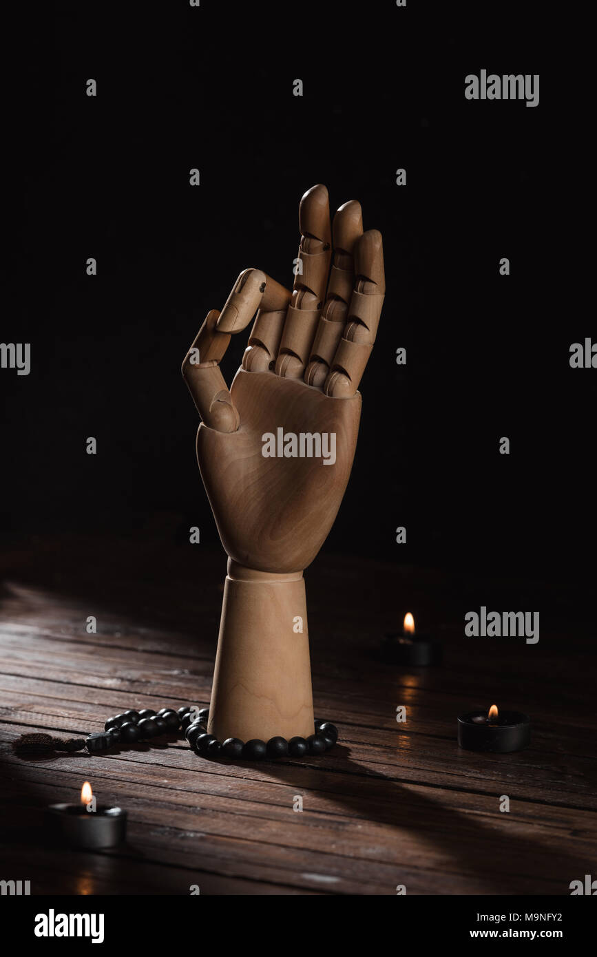 A mano in legno con gyan mudra gesto Foto Stock