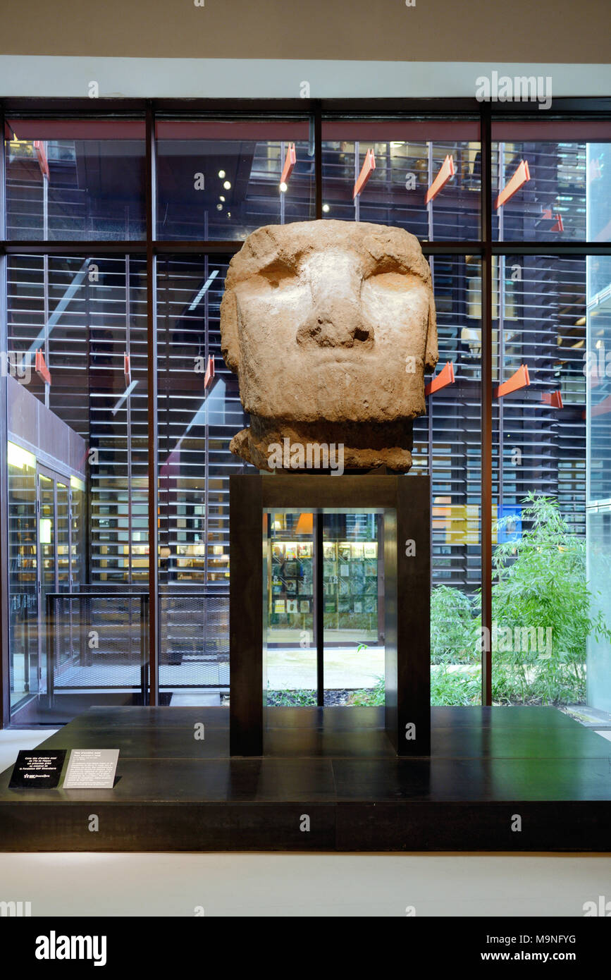 Moai antenato della testa della statua Isola di Pasqua c11-15th nella Hall di entrata del museo Quai Branly o il Musée du Quai Branly - Jacques Chirac, Parigi Francia Foto Stock