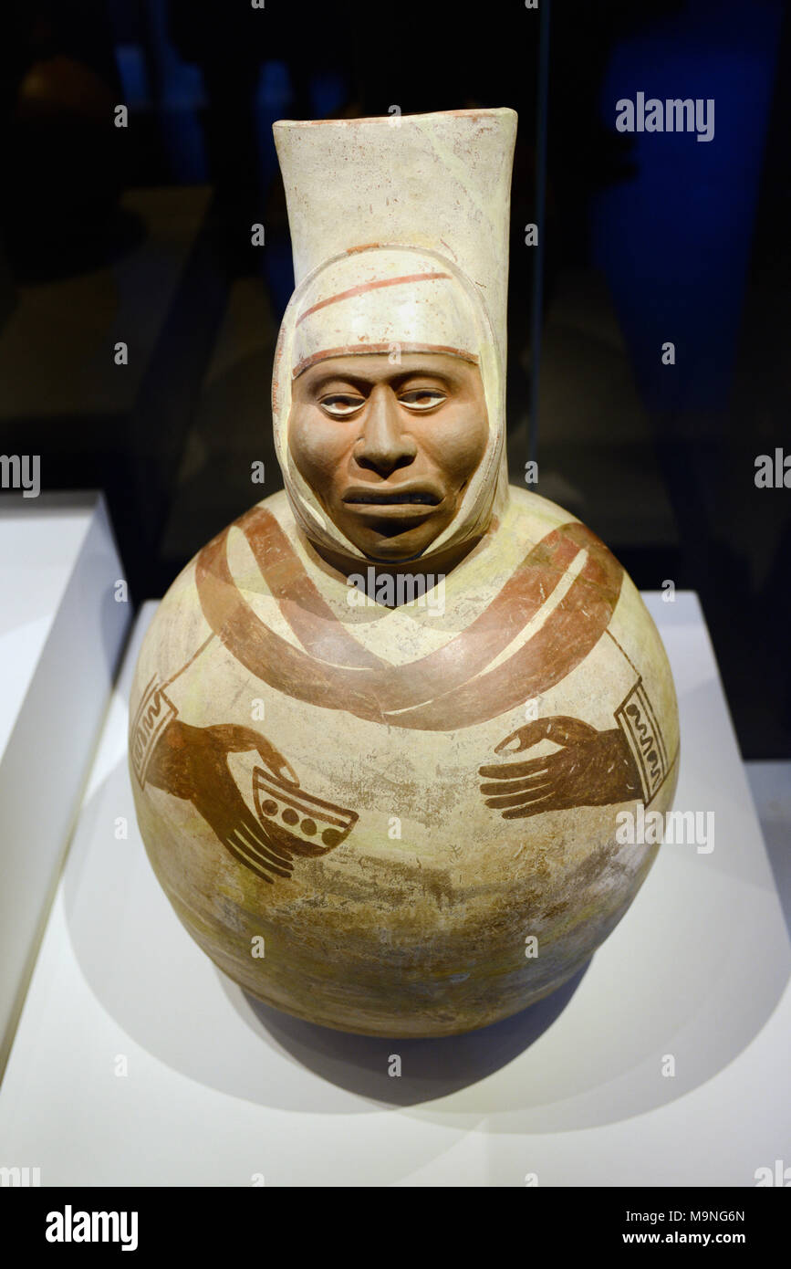 Brocca antropomorfo con volto umano noto come Huaca o Huaco in ceramica della cultura Moche IV Trujillo Perù 500-600 d.c. Foto Stock