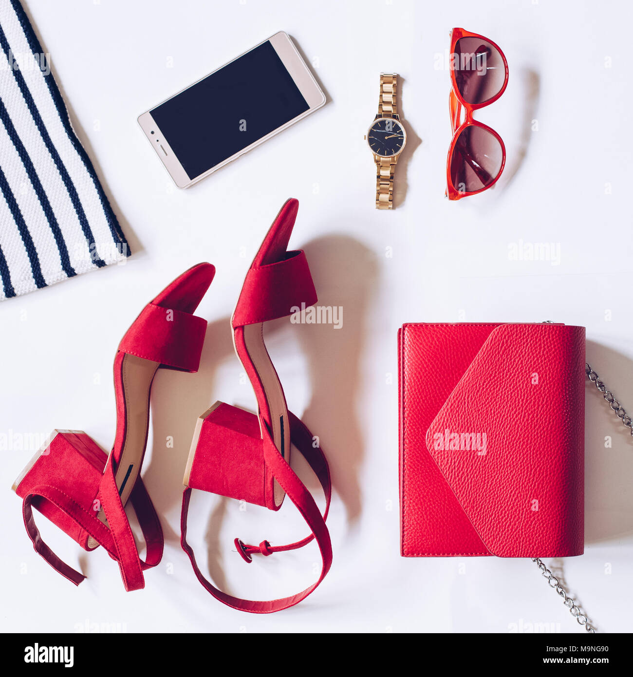 Blog di moda concetto su sfondo bianco. piana di laici un set minimo di  accessori femminili:goldenwatch, sandali rossi , purse, telefono cellulare  Foto stock - Alamy