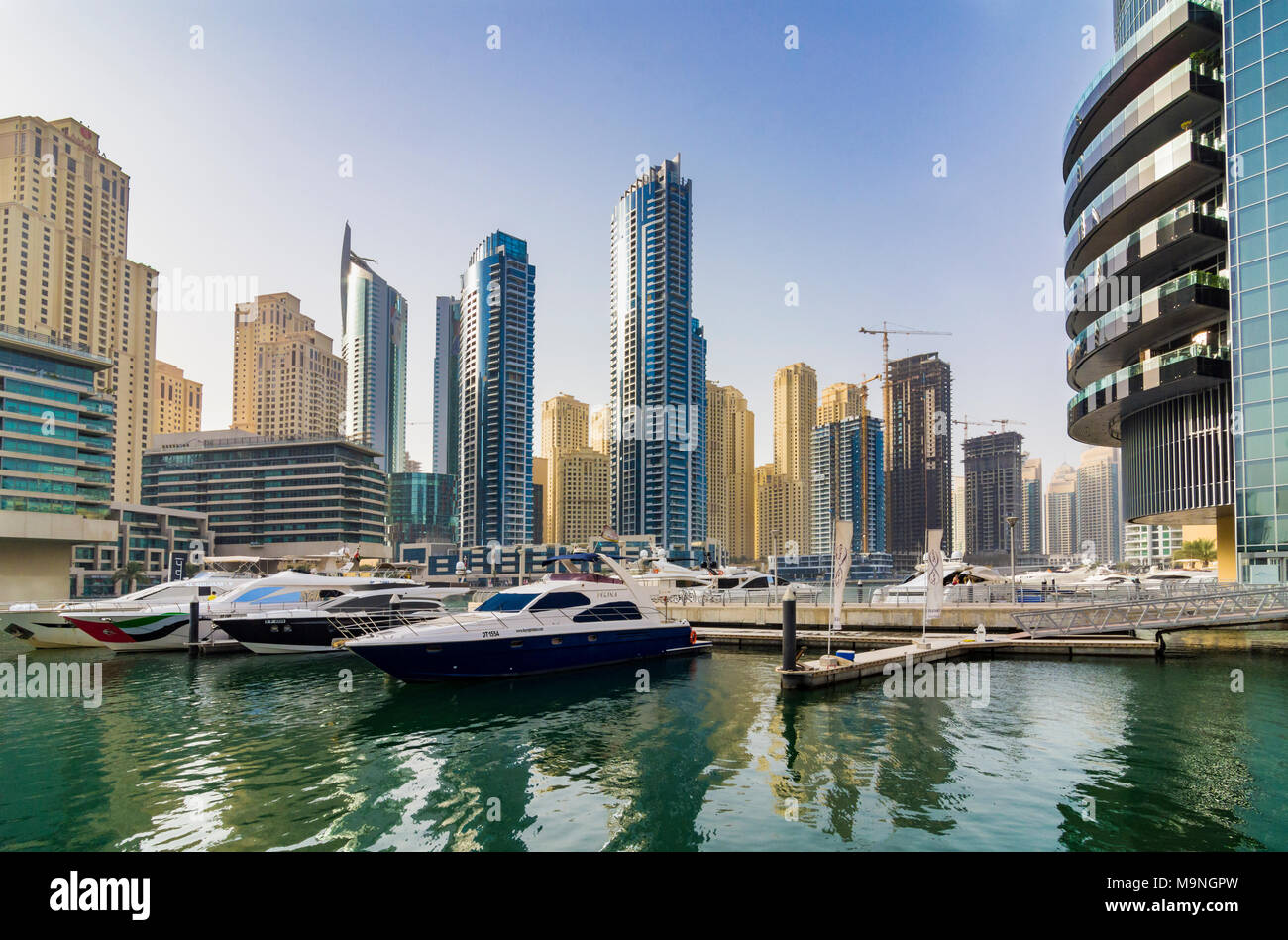Dubai Marina ormeggiate barche e grattacieli, Dubai Marina, Dubai, UAE Foto Stock