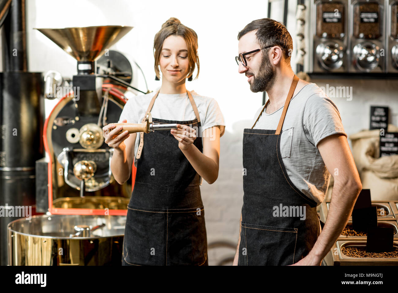 Baristi per controllare la qualità di caffè Foto Stock