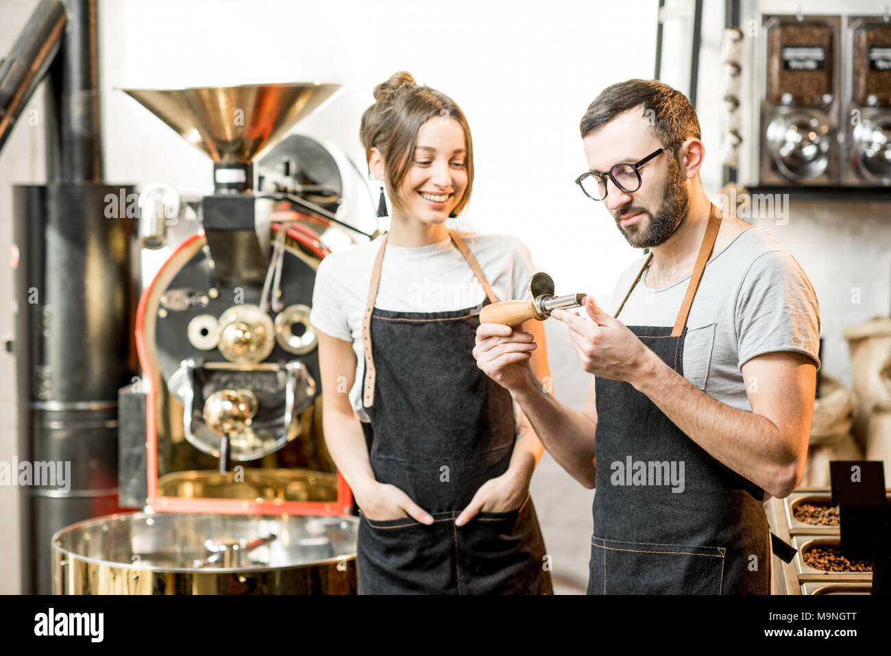 Baristi per controllare la qualità di caffè Foto Stock