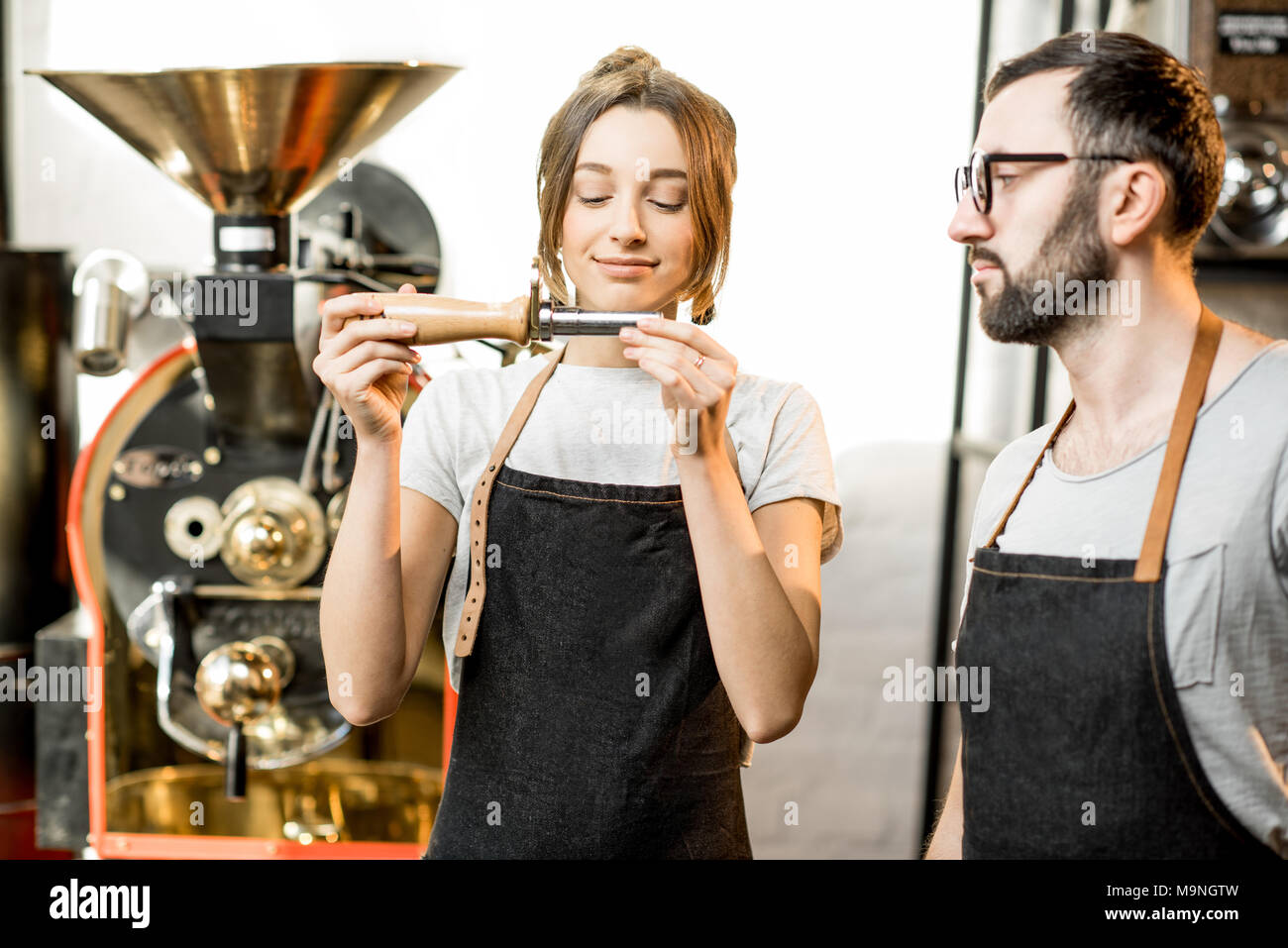Baristi per controllare la qualità di caffè Foto Stock