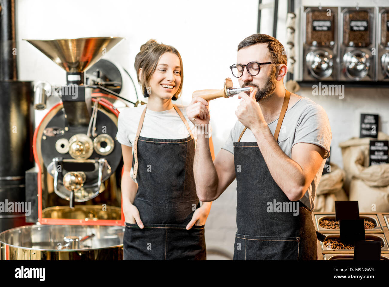 Baristi per controllare la qualità di caffè Foto Stock